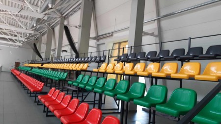 Sporto salėje įrengtos kėdės žiūrovams