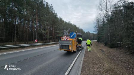 Kelininkai tvarko kelius pagal naują technologiją